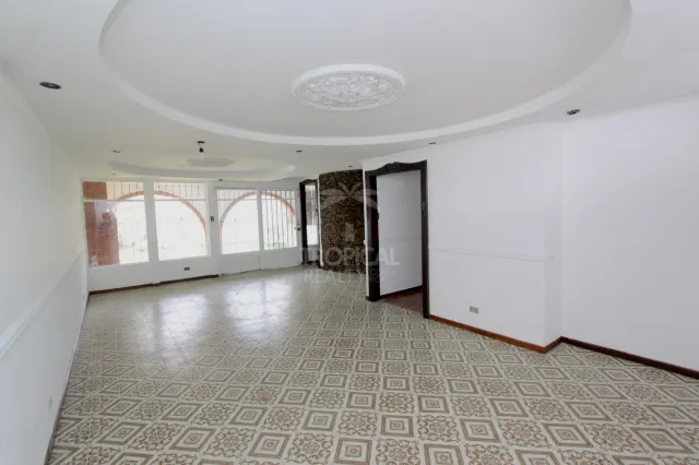 Casa de Uso Mixto en Venta en Sabana Sur – Amplios Espacios y Excelente Potencial Comercial