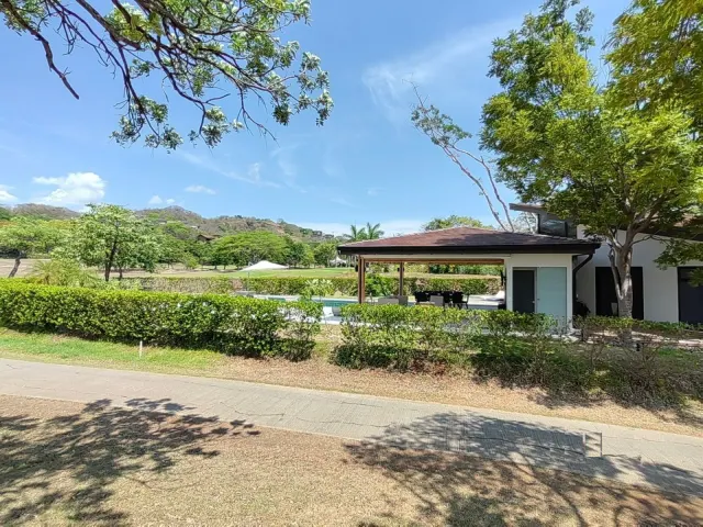 Casa de Playa de Lujo en Venta en Reserva Conchal, Guanacaste – 4 Habitaciones, Piscina, Jacuzzi y Vista al Campo de Golf