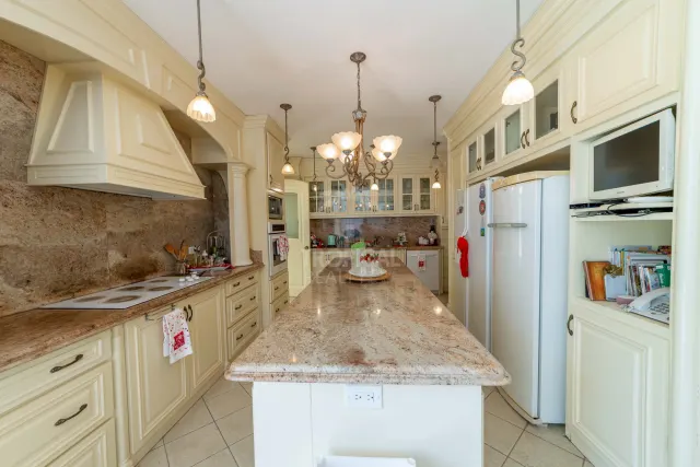 Lujosa Residencia Frente al Campo de Golf en Venta en Valle del Sol, Santa Ana