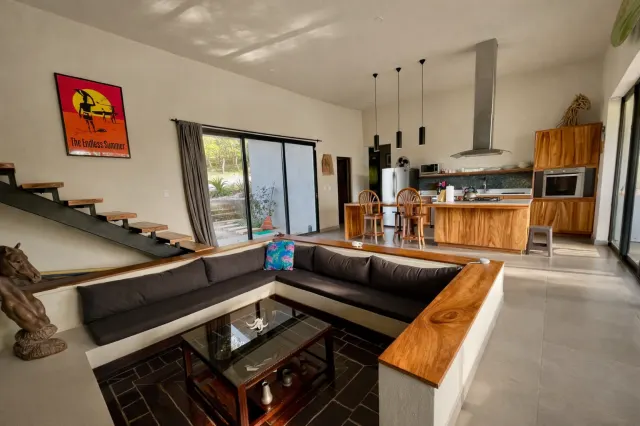 Casa Contemporánea con Piscina Infinita en Tamarindo – 4 Habitaciones en Amplio Lote Tropical