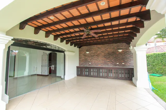 Casa en alquiler o venta en lujoso condominio Bosques de Lindora ALQUILADA