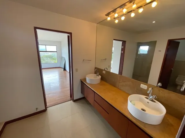 Casa moderna en condominio Ciudad Colon con vistas