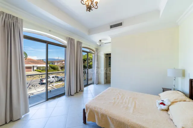 Lujosa Residencia Frente al Campo de Golf en Venta en Valle del Sol, Santa Ana