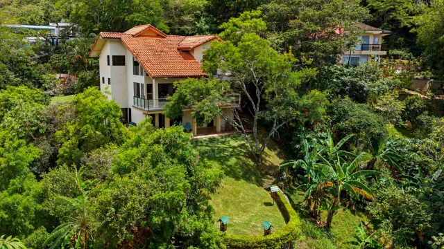 Valley View Luxury Home — Vida Exclusiva en Condominio Privado en Santa Ana