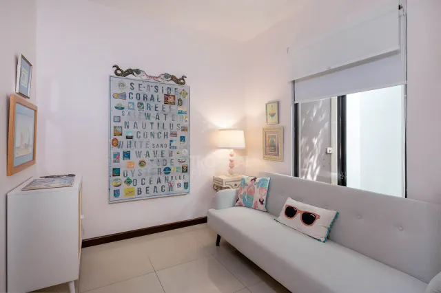 Casa Bougainvillea – Residencia de Lujo de Una Planta en Santa Ana con Amplio Jardín Privado