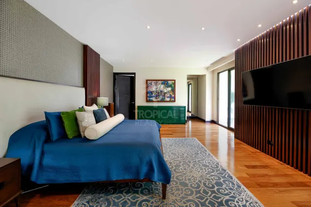 La Hacienda Cosmopolitan Chic – Exclusiva Residencia de Lujo de Una Planta en Santa Ana