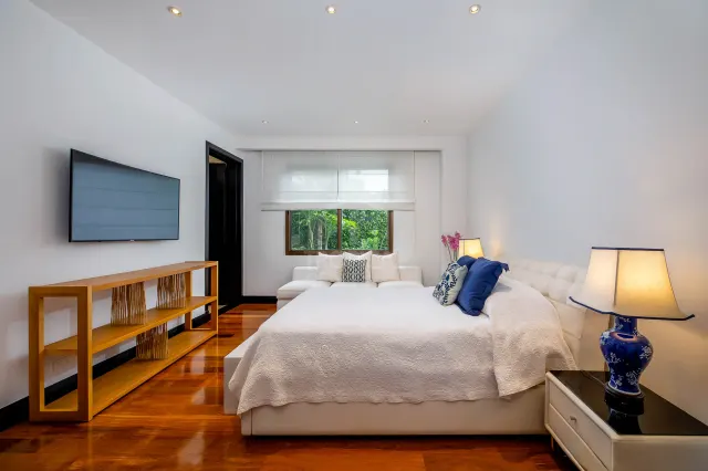 La Hacienda Cosmopolitan Chic – Exclusiva Residencia de Lujo de Una Planta en Santa Ana