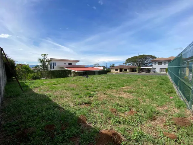 Lote en Condominio Privado en La Garita: Listo para Construir
