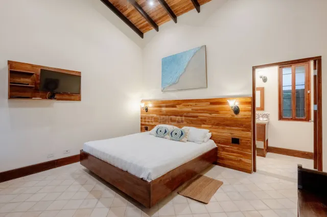 Casa Caoba: Casa colonial moderna de 3 habitaciones en Surfside Estates, Playa Potrero
