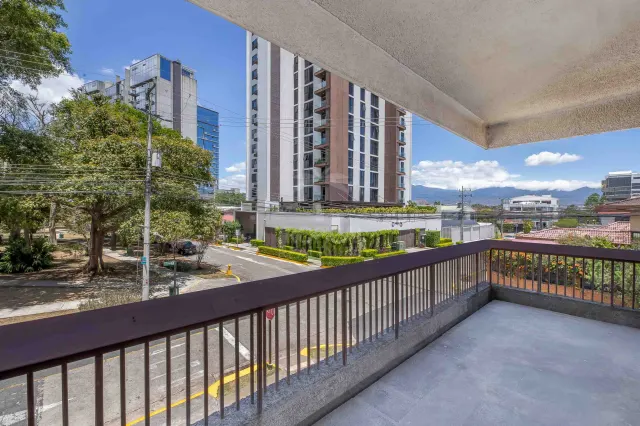 Apartamento de Lujo en Venta en Rohrmoser – Balcón Envolvente y Vista al Parque