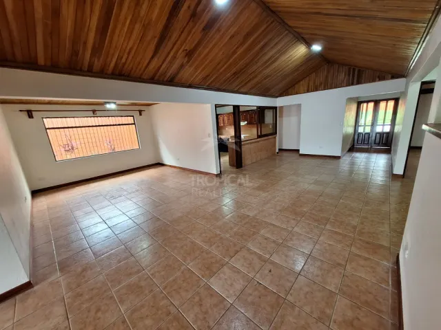Amplia Casa en Alquiler con Uso Residencial o Profesional en San Rafael de Santa Ana