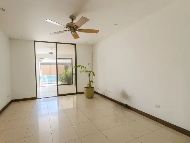 Casa Independiente en Venta en Rohrmoser con 4 Habitaciones