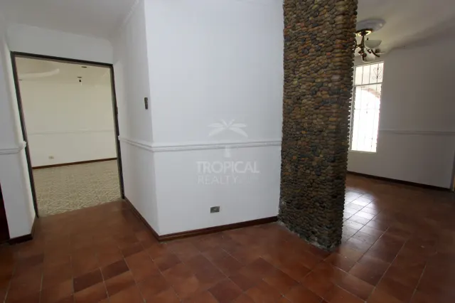 Casa de Uso Mixto en Venta en Sabana Sur – Amplios Espacios y Excelente Potencial Comercial