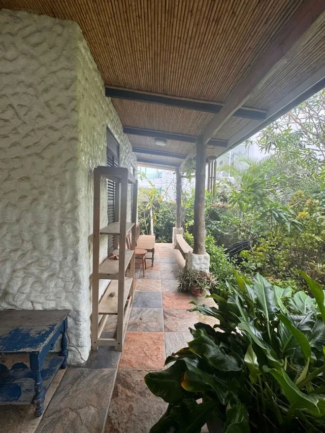 Casa y apartamentos frente a la playa en venta en Tivives