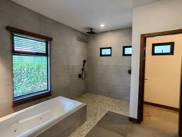 Casa de Playa de Lujo en Venta en Reserva Conchal, Guanacaste – 4 Habitaciones, Piscina, Jacuzzi y Vista al Campo de Golf