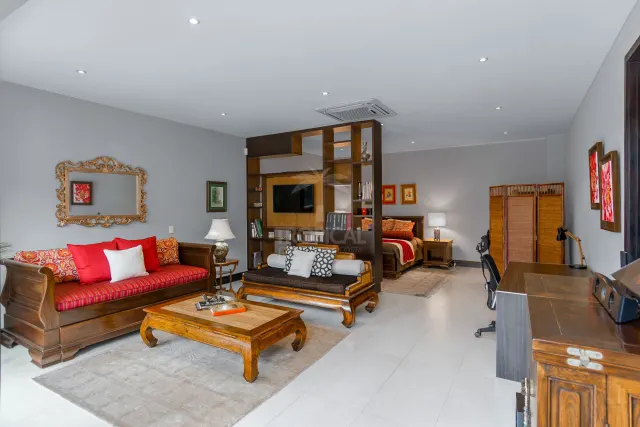 La Hacienda Cosmopolitan Chic – Exclusiva Residencia de Lujo de Una Planta en Santa Ana