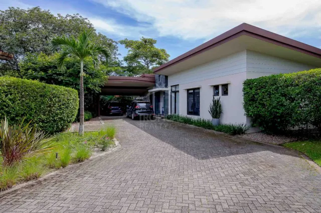 Casa Bougainvillea – Residencia de Lujo de Una Planta en Santa Ana con Amplio Jardín Privado
