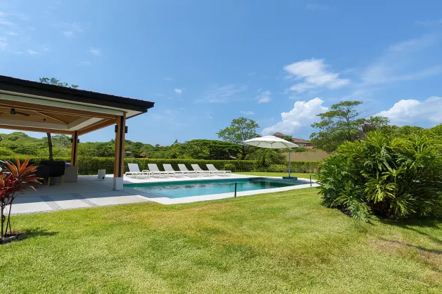 Casa de Playa de Lujo en Venta en Reserva Conchal, Guanacaste – 4 Habitaciones, Piscina, Jacuzzi y Vista al Campo de Golf