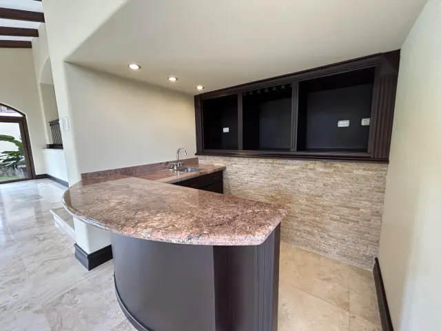 Se vende amplia casa en Condominio Villa Real