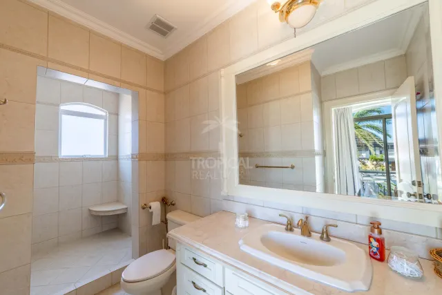 Lujosa Residencia Frente al Campo de Golf en Venta en Valle del Sol, Santa Ana