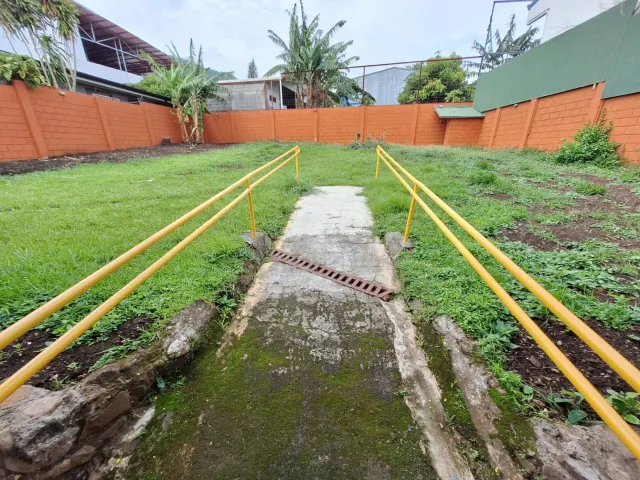 Amplia Casa en Alquiler con Uso Residencial o Profesional en San Rafael de Santa Ana