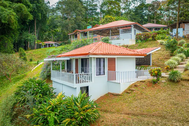 Hotel Boutique con Vista al Océano en Dominical – 13 Unidades en 1 Hectárea