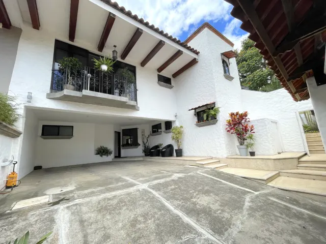 Casa en Condominio con piscina Privada y Jacuzzi en Escazu