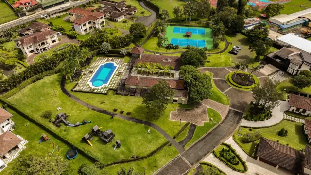 Lujosa casa colonial en venta en la exclusiva comunidad Monteran, Curridabat