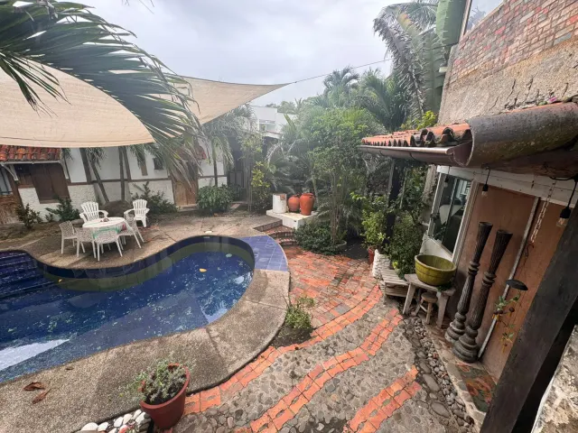 Casa y apartamentos frente a la playa en venta en Tivives