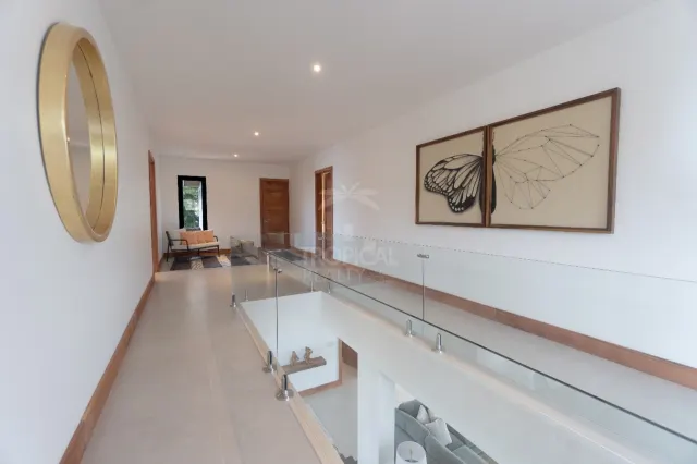 Casa de Lujo con Piscina Infinita y Vistas 360° en la