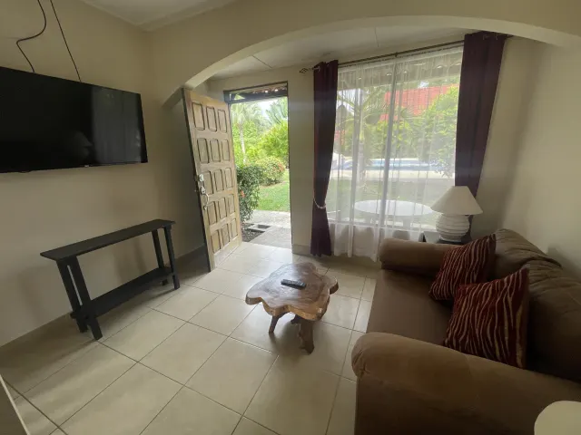Exclusiva Propiedad con Potencial de Inversión en el Corazón de Jaco Beach