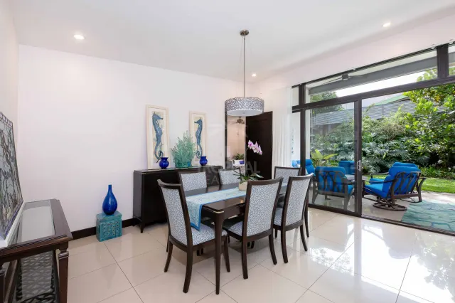 Casa Bougainvillea – Residencia de Lujo de Una Planta en Santa Ana con Amplio Jardín Privado