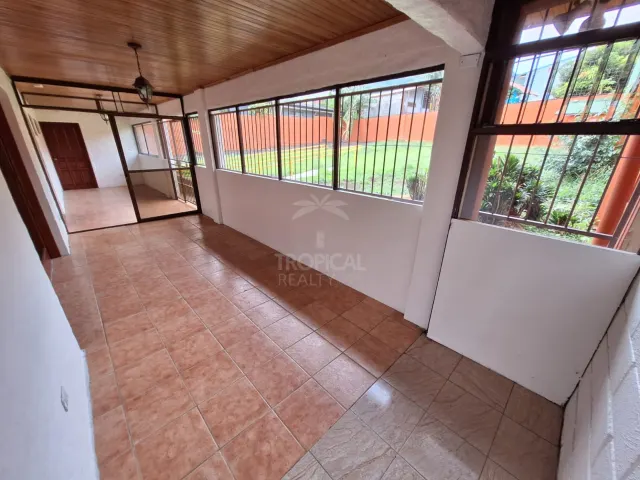 Amplia Casa en Alquiler con Uso Residencial o Profesional en San Rafael de Santa Ana