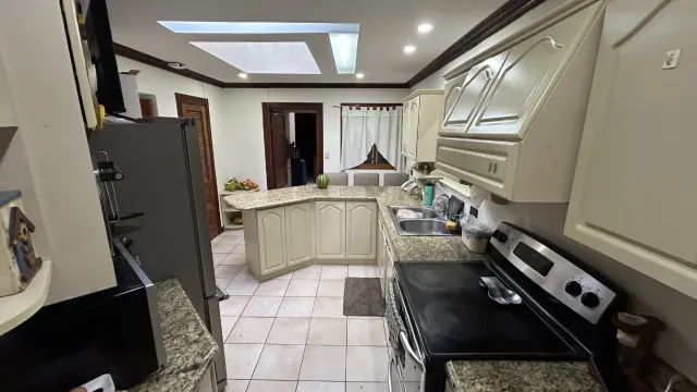 Casa en Venta en Rohrmoser, Pavas – Amplios Espacios y Terraza Privada