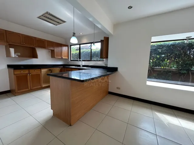 Espacioso Townhouse de 4 Habitaciones en Condominio Villas de Valencia, Escazú