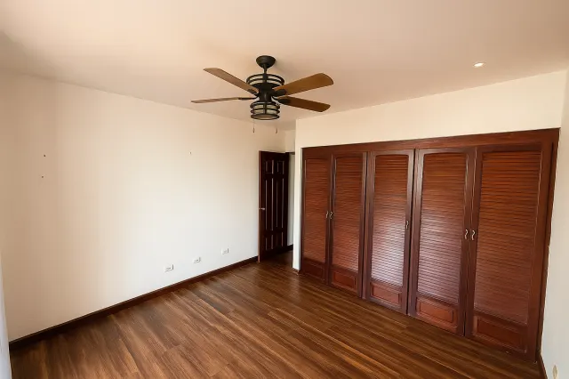 Casa Independiente en Venta en Rohrmoser con 4 Habitaciones