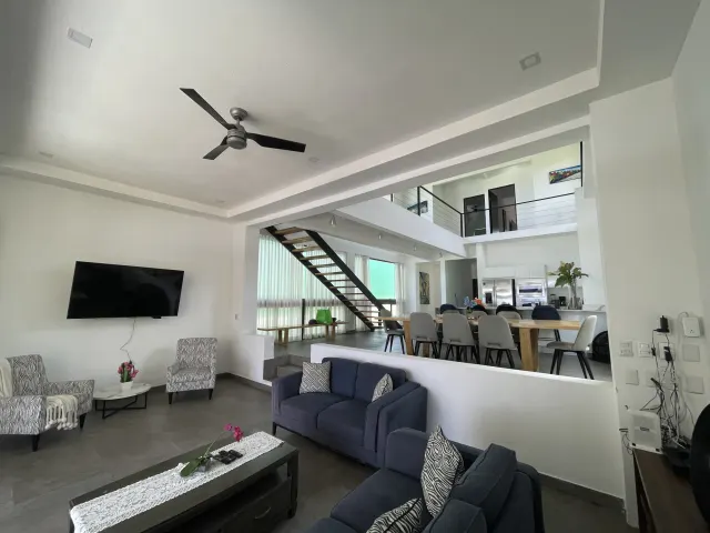 Casa Frente al Mar con Piscina en Playa Tivives – 4 Habitaciones + 2 Apartamentos | $595,000