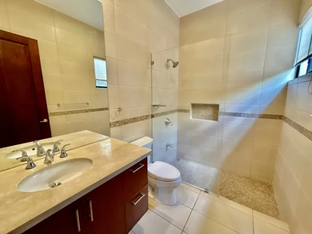 Encantadora Casa en Condominio en Lindora, Santa Ana