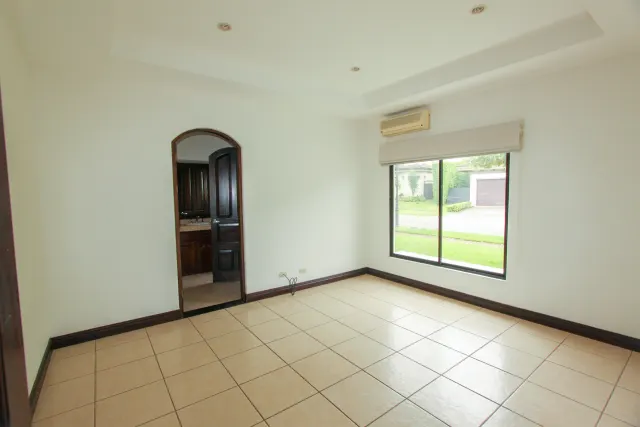 Casa en alquiler o venta en lujoso condominio Bosques de Lindora ALQUILADA