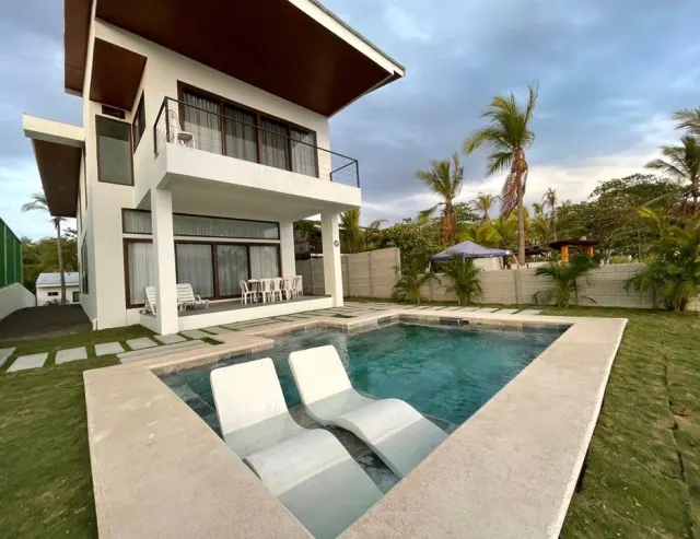Casa Frente al Mar con Piscina en Playa Tivives – 4 Habitaciones + 2 Apartamentos | $595,000