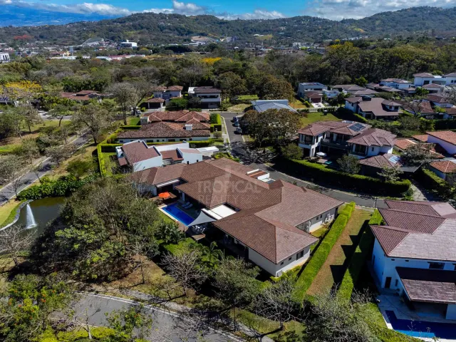 La Hacienda Cosmopolitan Chic – Exclusiva Residencia de Lujo de Una Planta en Santa Ana