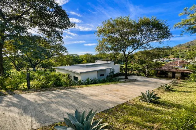 Casa Contemporánea con Piscina Infinita en Tamarindo – 4 Habitaciones en Amplio Lote Tropical