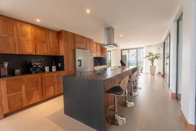 Casa de Lujo con Piscina Infinita y Vistas 360° en la