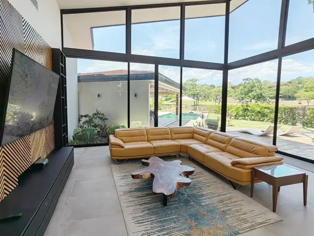 Casa de Playa de Lujo en Venta en Reserva Conchal, Guanacaste – 4 Habitaciones, Piscina, Jacuzzi y Vista al Campo de Golf