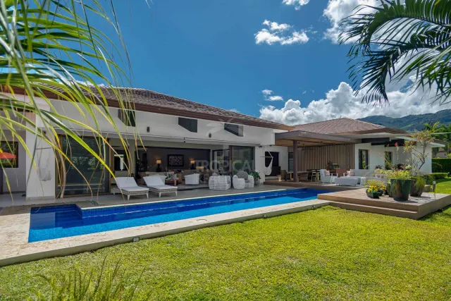 La Hacienda Cosmopolitan Chic – Exclusiva Residencia de Lujo de Una Planta en Santa Ana