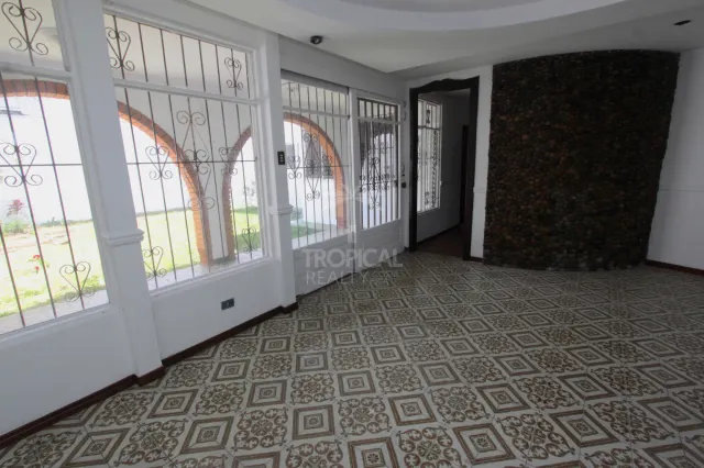 Casa de Uso Mixto en Venta en Sabana Sur – Amplios Espacios y Excelente Potencial Comercial