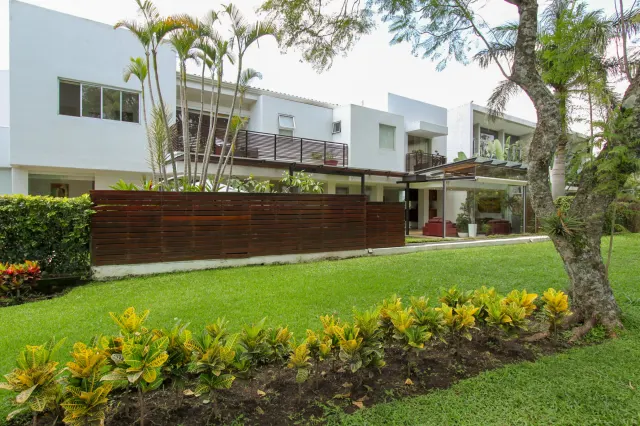 Refugio Moderno en Campo de Golf: Espectacular Casa en Valle del Sol, Santa Ana