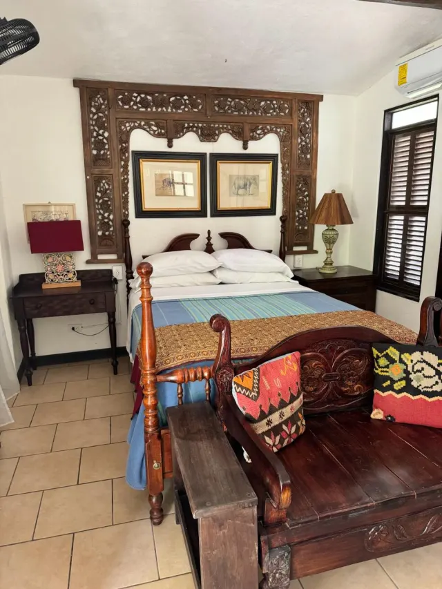 Casa y apartamentos frente a la playa en venta en Tivives