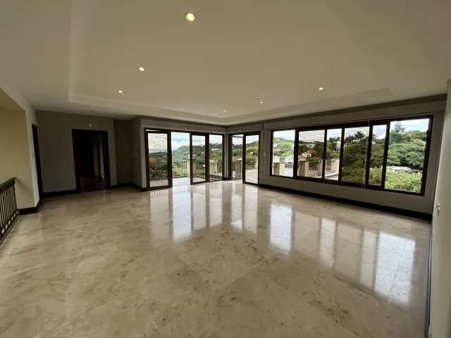 Se vende amplia casa en Condominio Villa Real