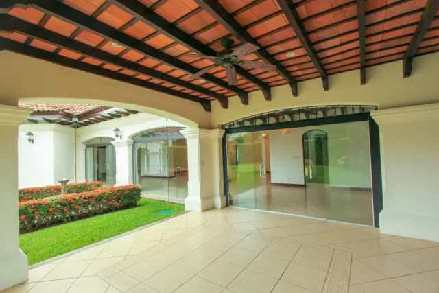 Casa en alquiler o venta en lujoso condominio Bosques de Lindora ALQUILADA
